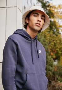 Nike Sportswear SPORTSWEAR CLUB FLEECE - Sweatshirt com capuz - cave purple/white
