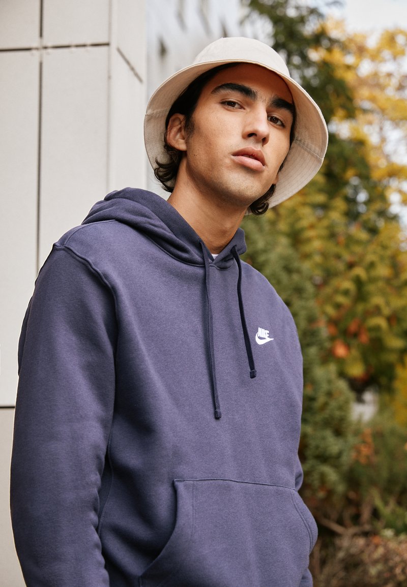 Nike Sportswear SPORTSWEAR CLUB FLEECE - Sweatshirt com capuz - cave purple/white