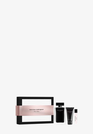 Coffret cadeau Narciso Rodriguez pour femme comprenant un flacon de parfum noir, un tube de lotion noir assorti, un petit vaporisateur et un emballage blanc.