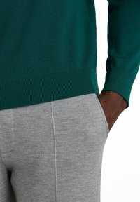 FALKE BASIC NEW MERINO V-NECK - Maglione - pink