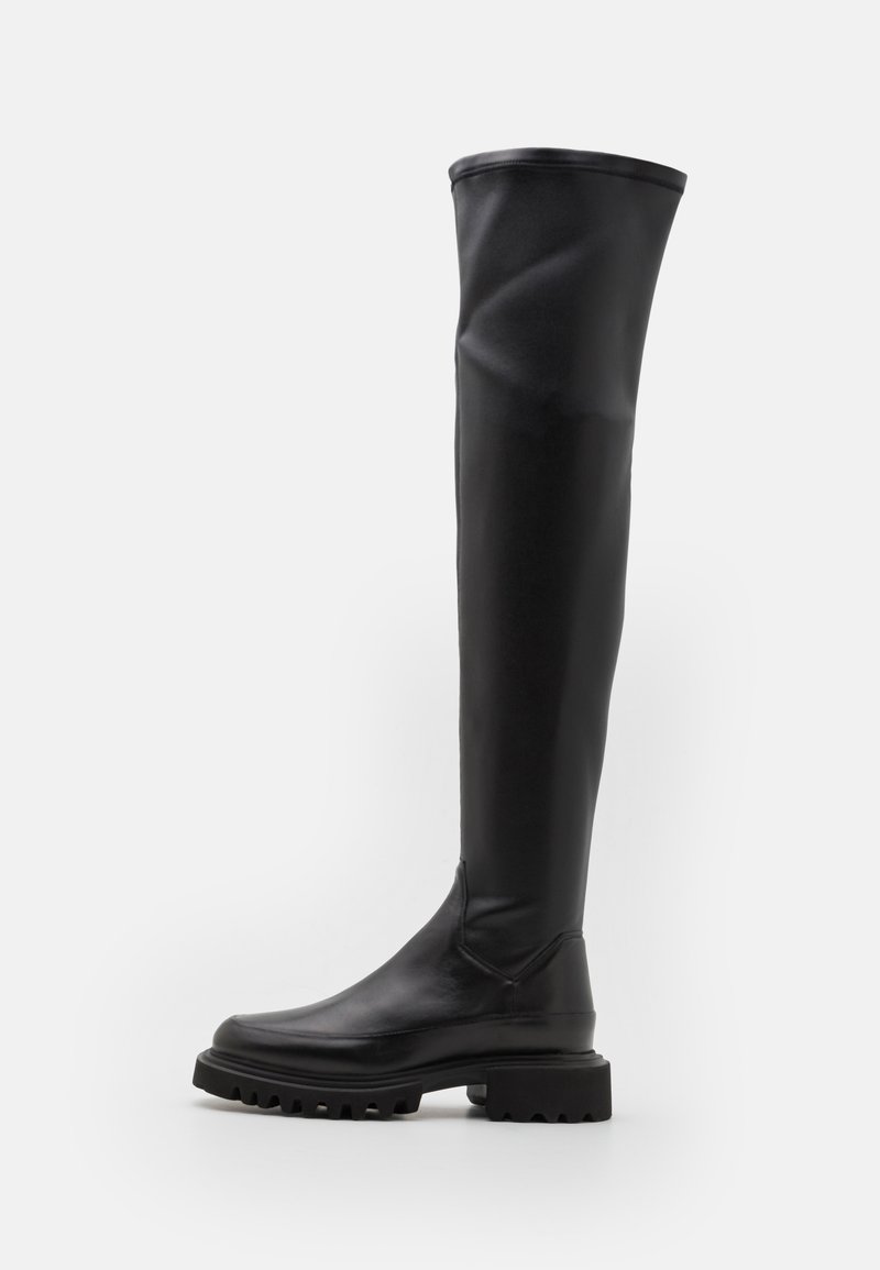 Botas pretas até ao joelho em material sintético liso, com sola grossa e bico arredondado. Apresentam um design sem costuras e um cano alto e flexível.