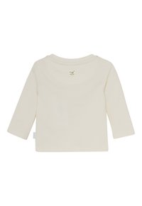 Cremfarbener Langarmbabyshirt mit einem kleinen Etikett mit einem Teddy-Bären-Logo auf dem oberen Rücken und einem Markenlabel an der Seite.