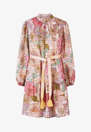 Gėlių suknelė, puiki su įvairiaspalviais žiedais rožinės, žalios ir geltonos spalvų atspalviuose, ilgos rankovės, klostuotas iškirptės kraštas ir juosmens juosta su geltonomis kirtimo detalėmis.