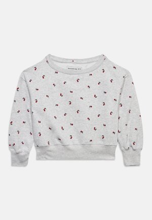 Felpa per bambini a maniche lunghe di colore grigio chiaro con piccoli motivi di ciliegie rosse distribuiti uniformemente sul tessuto.