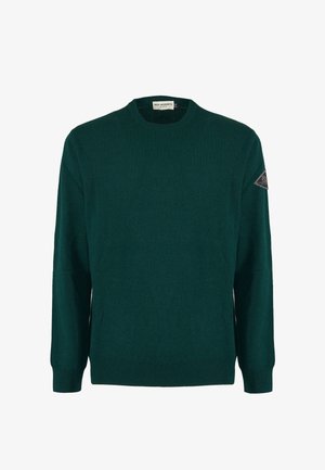 Pullover verde scuro realizzato in tessuto texturizzato, con scollatura rotonda, maniche lunghe e una toppa a forma di triangolo sulla spalla sinistra.