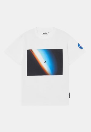 Hvid bomulds t-shirt med et rektangulært grafisk billede af en rumfærge mod en blå og orange gradient baggrund. NASA-logo på ærmet.