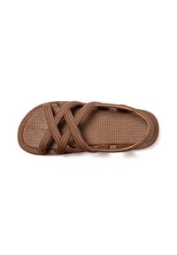 Sandalias trenzadas marrones con correas entrecruzadas, plantilla texturizada y diseño de punta redonda. Fabricadas con material duradero y flexible.