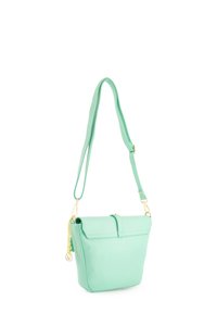 Miętowa skórzana torebka crossbody z klapką, regulowanym paskiem i złotymi akcentami, o fakturowanym wykończeniu.