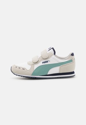 Biało-beżowy sneaker Puma z turkusowym paskiem, dwoma rzemykami na rzepy i granatową podeszwą, widziany z boku na białym tle.