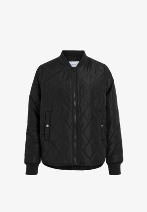 Sort quiltet bomberjakke med glidelås foran, ribbestrikkede mansjetter og rund halslinning. Har to sidelommer med trykknapper.