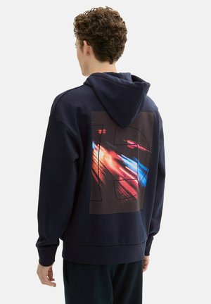 Navyblauwe hoodie met een grote, meerkleurige grafiek op de achterkant met abstracte strepen en het nummer "13", zachte stof, relaxed fit.
