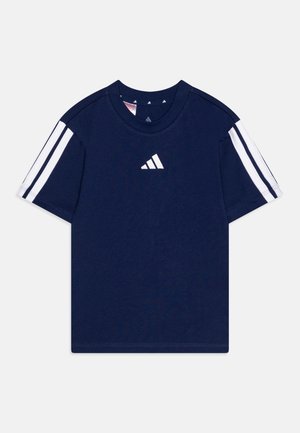 Navyblauw T-shirt van katoen, met witte diagonale strepen op de mouwen en een klein wit logo op de borst. Klassieke ronde halslijn.