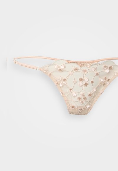 Csipkés tangapánt áttetsző, világos anyagból, krém és púder árnyalatú virágos hímzéssel; vékony oldalszíjakkal és finom kidolgozással.