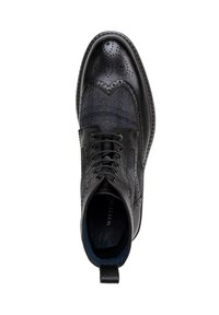 Černá kožená bota s modrým kostkovaným مادارцем, s brogue detaily, pěti očky a poutkem na patě. Texturovaný povrch.