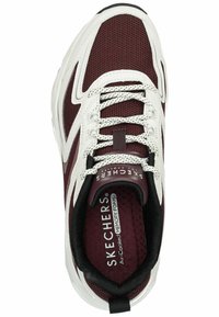Zapatilla de malla rojo oscuro con acentos en blanco y negro, que cuenta con una plantilla de espuma con memoria y un diseño de cordones. Logotipo visible en la plantilla interior.