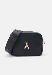 Borsa a tracolla in pelle nera con chiusura a zip, dettaglio in logo con insetto dorato e superficie texturizzata. Tracolla regolabile e forma arrotondata.