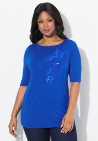 Ulla Popken PAILLETTEN-BLATT U-BOOT-AUSSCHNITT HALBARM - Triko s potiskem - blue