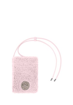 Roze verstelbare telefoontas in een rechthoekige vorm, met een zilverkleurig metalen logo en dunne roze verstelbare banden. Zachte textuur en pluizig oppervlak.
