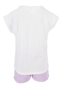 Top blanco de manga corta con textura suave, combinado con pantalones cortos ligeros de color púrpura con un dobladillo sencillo. Conjunto de ropa casual para niños.