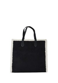 Borsa tote in camoscio nero con rifinitura in shearling bianco testurizzato, dotata di due manici in pelle nera e logo in rilievo sul davanti.