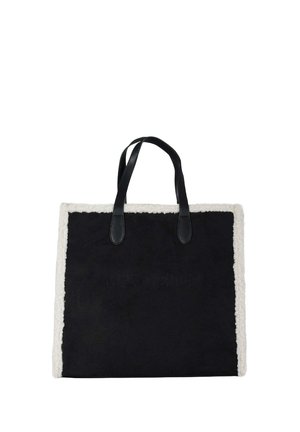 Borsa tote in camoscio nero con rifinitura in shearling bianco testurizzato, dotata di due manici in pelle nera e logo in rilievo sul davanti.