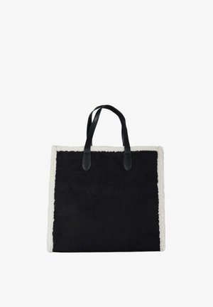 Borsa tote in camoscio nero con rifinitura in shearling bianco testurizzato, dotata di due manici in pelle nera e logo in rilievo sul davanti.