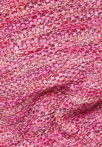 Strukturierter Strickstoff in verschiedenen Schattierungen von Pink und Creme, mit einem weichen, mehrfarbigen Muster, sichtbaren Maschen und leichter Dehnbarkeit.