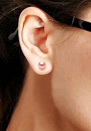 Boucles d'oreilles en perles roses rondes affichées sur une oreille. Fini lisse et brillant, de petite taille, avec un éclat subtil réfléchissant la lumière.