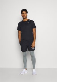 Nike Performance CHALLENGER - Tekaške pajkice - smoke grey/reflective silver