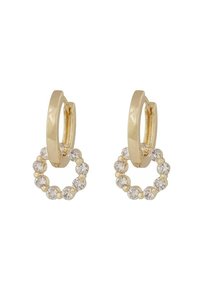 Guld hoopsörhängen har en cirkulär berlock besatt med klara kristaller. Designen inkluderar släta ytor och en delikat textur.