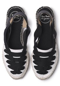 Sandali espadrillas bianco e nero con tomaia in tessuto, suola in juta intrecciata e design a strap incrociati. Presentano cuciture beige e dettaglio del logo.