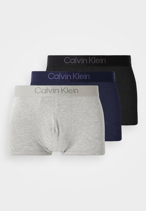 Tri pary bokseric v svetlo sivi, mornarsko modri in črni barvi Calvin Klein. Vsak par ima mehak pas z logotipom. Material: bombažni mešanica.