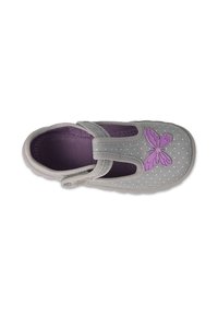 Szare buty z purpurowymi akcentami i wzorem motyla. Posiadają oddychającą cholewkę, teksturę w kropki oraz elastyczny pasek zapewniający pewne dopasowanie.