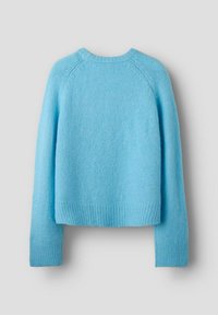 Pull en maille bleu clair à manches longues avec poignets, ourlet et encolure côtelés sur un fond gris uni.