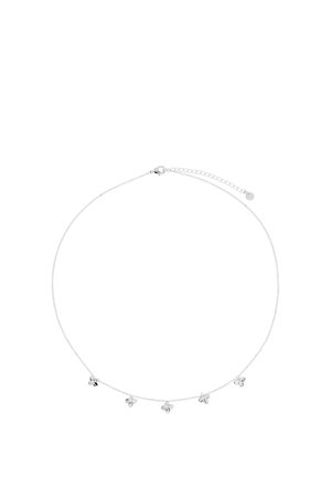 Delikatny srebrny naszyjnik z łańcuszkiem, na którym równomiernie rozmieszczono pięć małych zawieszek w kształcie motyli.