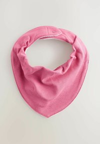 Rausva medvilninė juostinė seilinukė trikampio formos, su tekstūruota paviršiaus danga ir spaustukų užsegimu. Minkšta, lanksti medžiaga su balta vidine pamušalu.