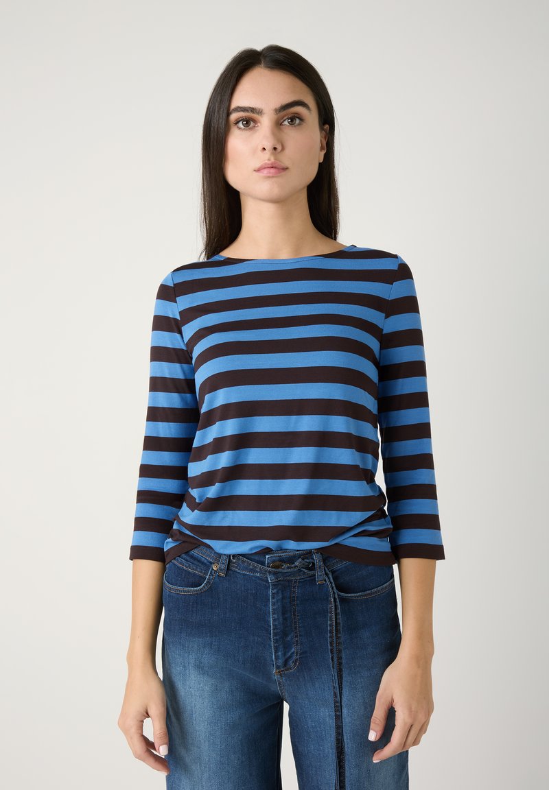 Langärmliges Oberteil mit horizontalen blauen und braunen Streifen. Aus weichem Stoff mit lässiger Passform und rundem Ausschnitt. Kombiniert mit Jeans.