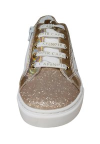 Sneaker beige scintillante con una texture liscia, lacci bianchi e accenti metallici dorati. Presenta una punta rotonda e una suola in gomma bianca.