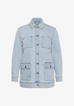 Veste en denim bleu clair à manches longues, col, boutons sur le devant et quatre poches : deux poitrines et deux inférieures avec rabats boutonnés.