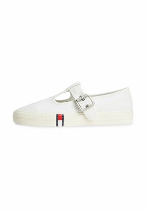 Zapatilla Mary Jane blanca de lona con hebilla lateral y logo de Tommy Jeans en suela de goma color blanco roto.