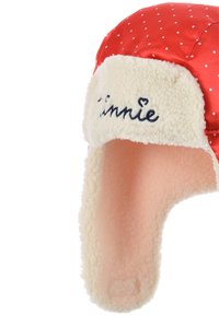 Roter Satinhut mit weißen Polka-Dots, Plüschfutter und Ohrklappen. Auf dem Band befindet sich der in Dunkelblau gestickte Schriftzug "Tinnie".