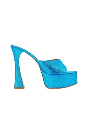 Buty na platformie typu mule na wysokim obcasie w jasnym metalicznym niebieskim kolorze z szerokim otwartym noskiem i rozszerzanym obcasem.