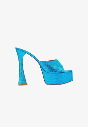 Buty na platformie typu mule na wysokim obcasie w jasnym metalicznym niebieskim kolorze z szerokim otwartym noskiem i rozszerzanym obcasem.