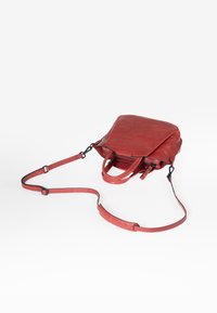 Borsa di pelle rossa con doppie maniglie superiori, tracolla staccabile e scomparto principale con zip. Texture liscia con decorazioni minime.