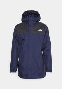 Granatowa wodoodporna kurtka z czarną górną częścią, z regulowanym kapturkiem, elastycznymi mankietami i białym logo na piersi. Lekki materiał.