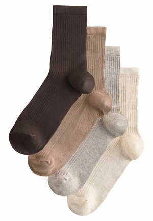 Vier gerippte Knöchelsocken in Dunkelbraun, Beige, Hellgrau und Off-White, überlappend auf einem weißen Hintergrund angeordnet.