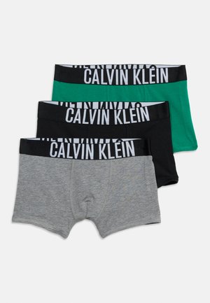 Drie herenboxershorts in groen, zwart en grijs met zwarte taillebanden met witte Calvin Klein-logo’s.