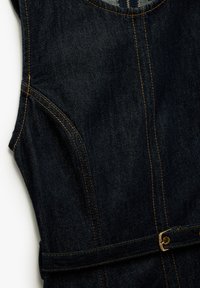 Robe en denim foncé avec des coutures orange. Présente un corsage ajusté et une taille ceinturée, montrant une texture lisse et un design structuré.