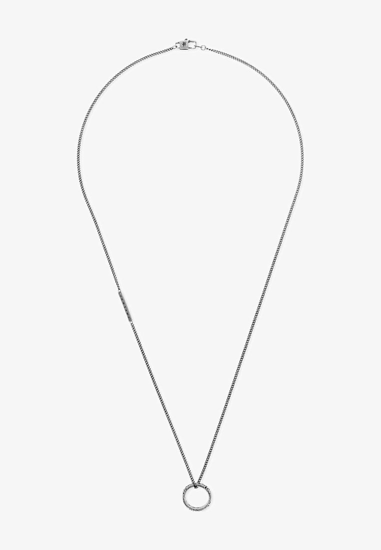 Sølv kædedesign med en cirkulær vedhæng med teksturerede detaljer, hængende fra en delikat, slank kæde med lås.