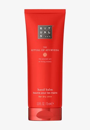Czerwona tubka balsamu do rąk Ritual of Ayurveda do skóry suchej, 70 ml, z logo marki i nazwą produktu z przodu.